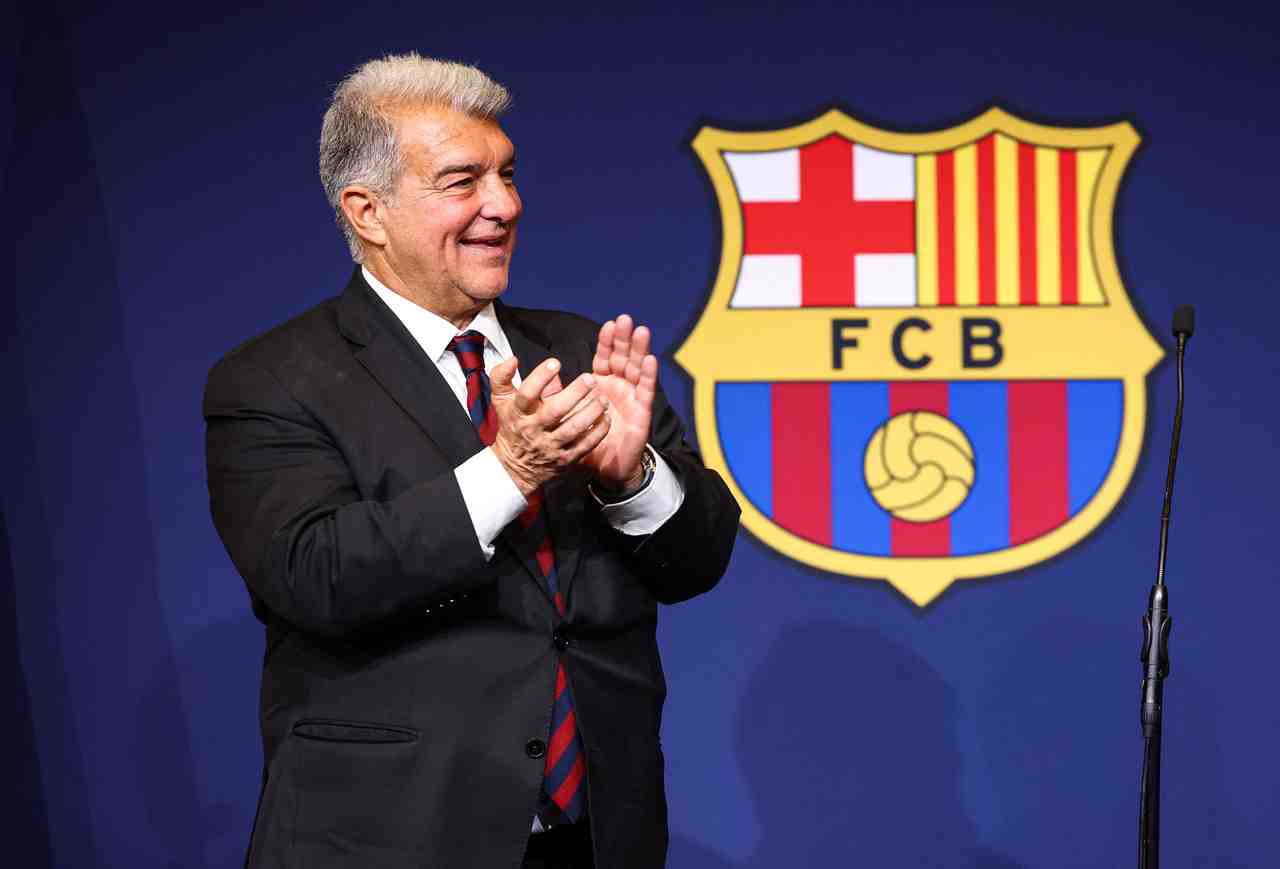 每体:拉波尔塔出席聚餐活动,与曾竞选皇马主席的里克尔梅同桌